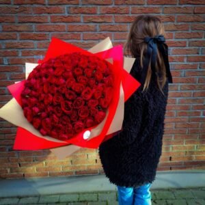 Raudonų rožių puokštė