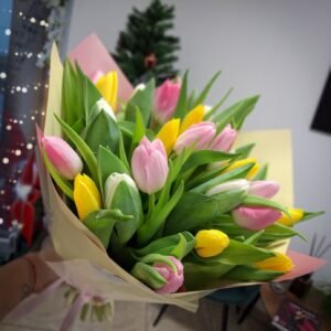 Įvairių spalvų tulpių puokštė