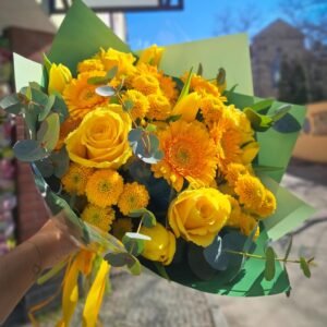 Ryški ir saulėta geltonų gėlių puokštė