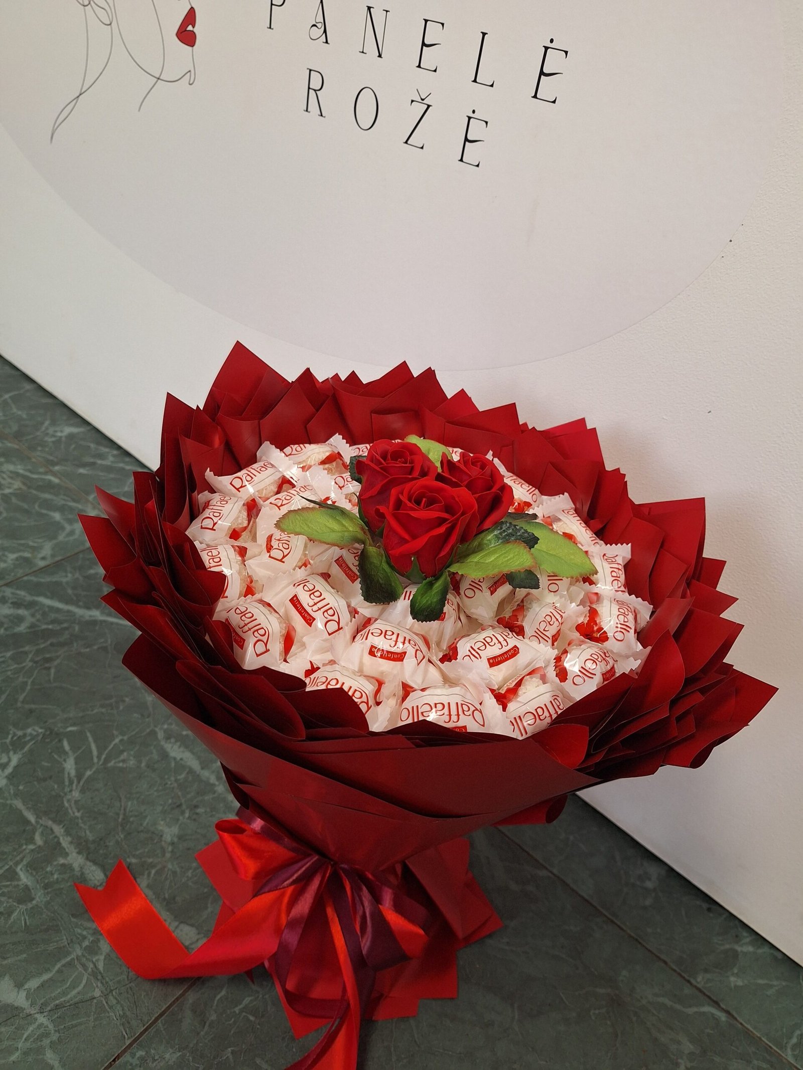 Ryški saldainių puokštė su muilo rožytėmis - Image 3