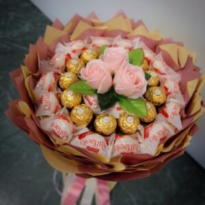 Pastelinė saldainių puokštė su muilo rožytėmis