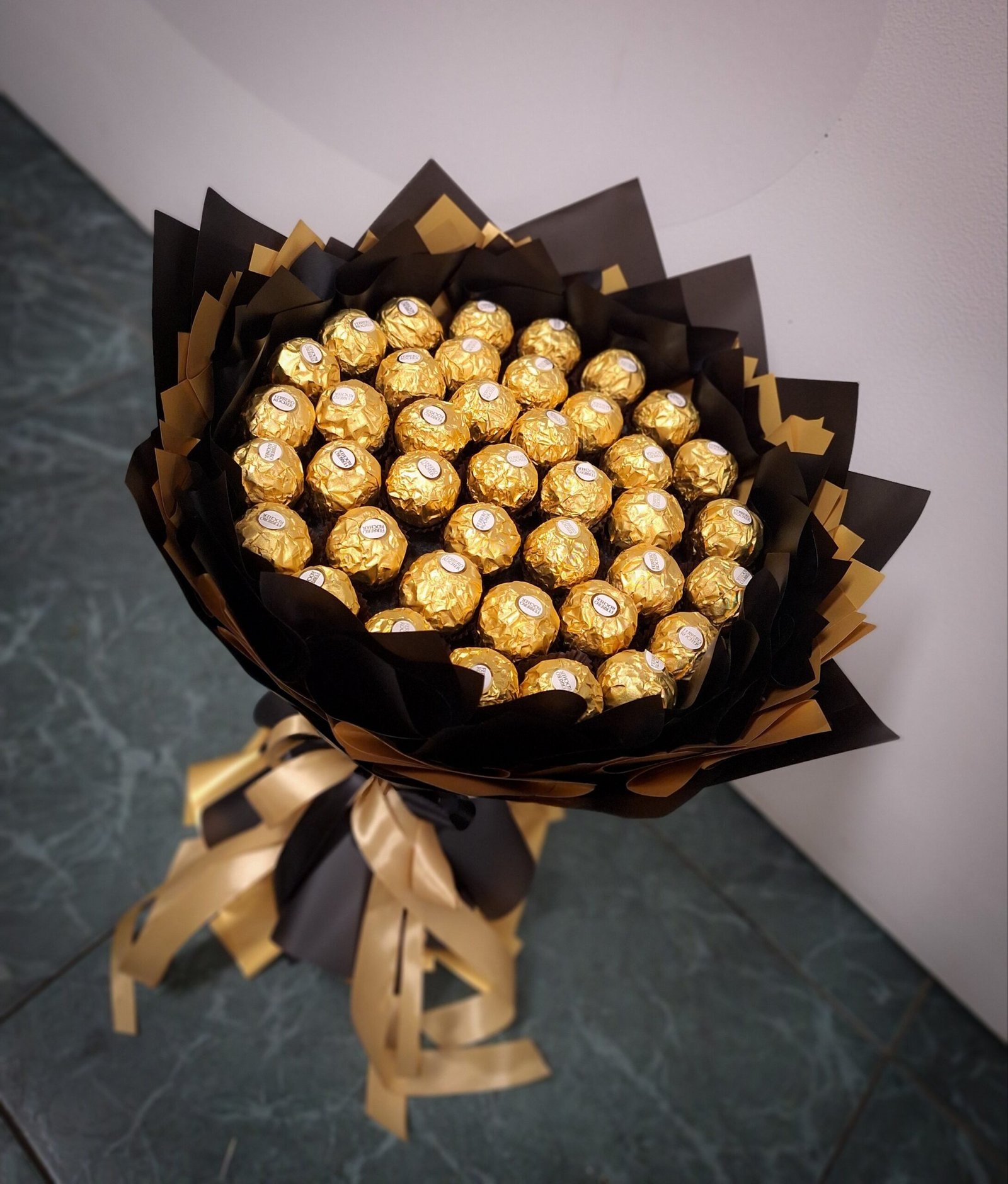 Pastatoma prabangi Ferrero Rocher puokštė