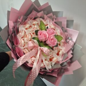 Pastelinė saldainių puokštė su muilo rožytėmis