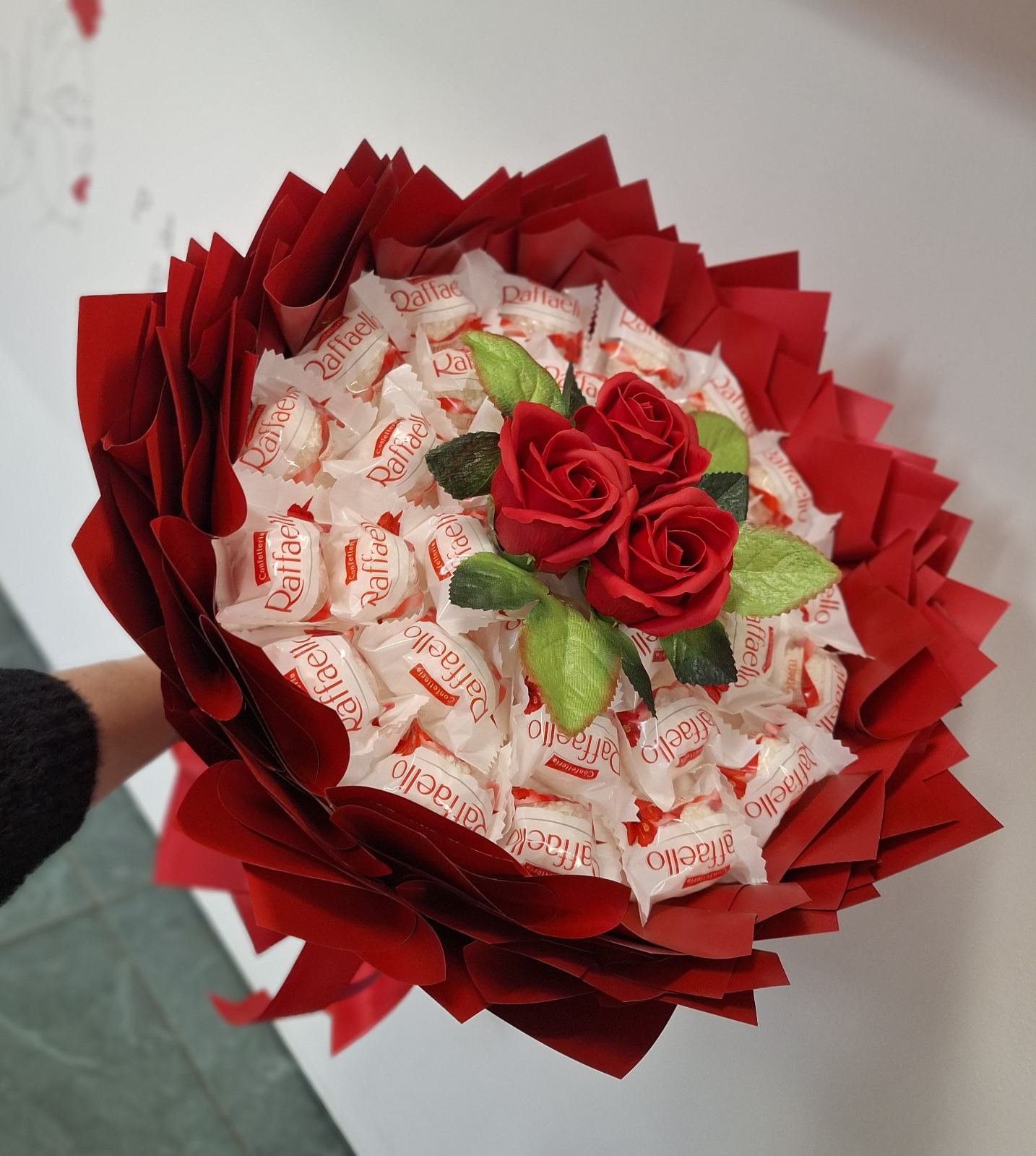 Ryški saldainių puokštė su muilo rožytėmis - Image 2