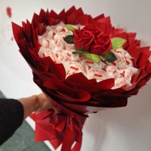 Ryški saldainių puokštė su muilo rožytėmis