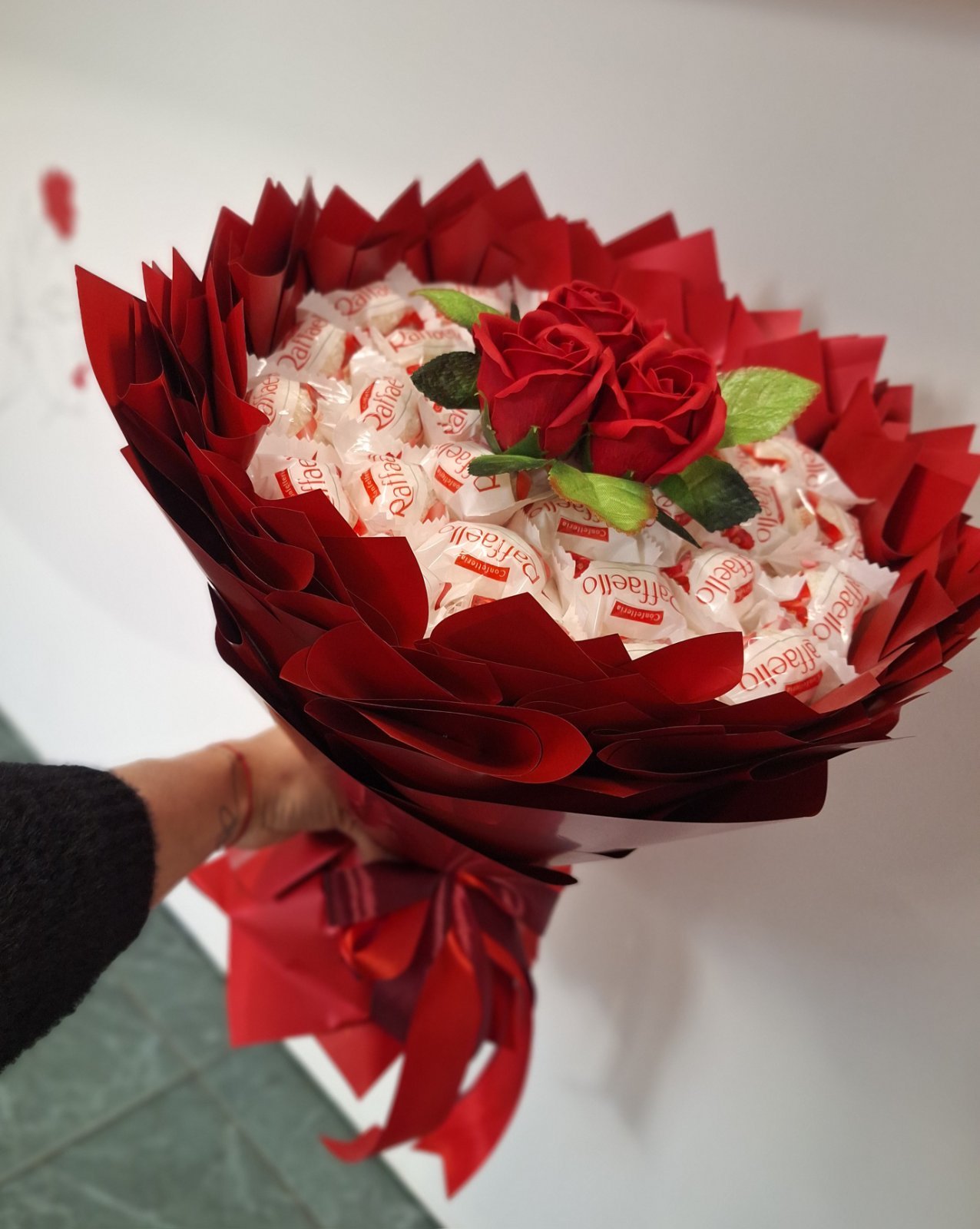 Ryški saldainių puokštė su muilo rožytėmis