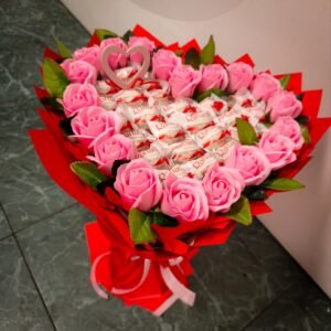 Didelė širdies formos Raffaello saldainių puokštė su muilo rožėmis