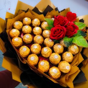 Širdies formos Ferrero Roscher saldainių puokštė su muilo rožėmis