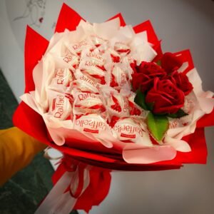 Širdies formos Raffaello saldainių puokštė su muilo rožytėmis (mažesnė)