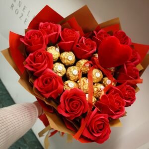 Raudona Ferrero Roscher ir muilo rožių širdis