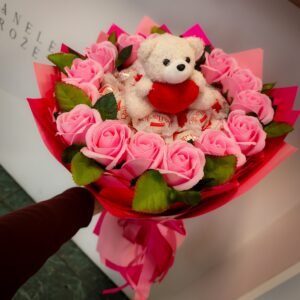 Raffaello saldainių puokštė su muilo rožėmis ir meškiuku (didelė)