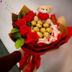 Raudona saldainių puokštė su muilo rožėmis ir meškiuku (maža)