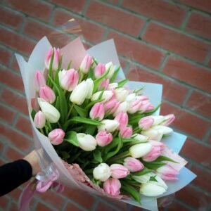 Baltų ir švelniai rožinių tulpių puokštė