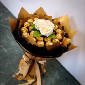 Ferrero Roscher saldainių puokštė su muilo rožėmis